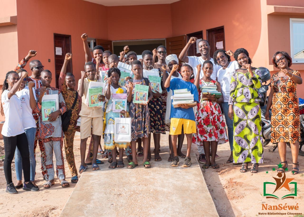 Enfants découvrant des livres avec NanSéwé au Bénin